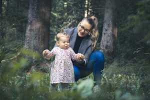 Famille en forêt