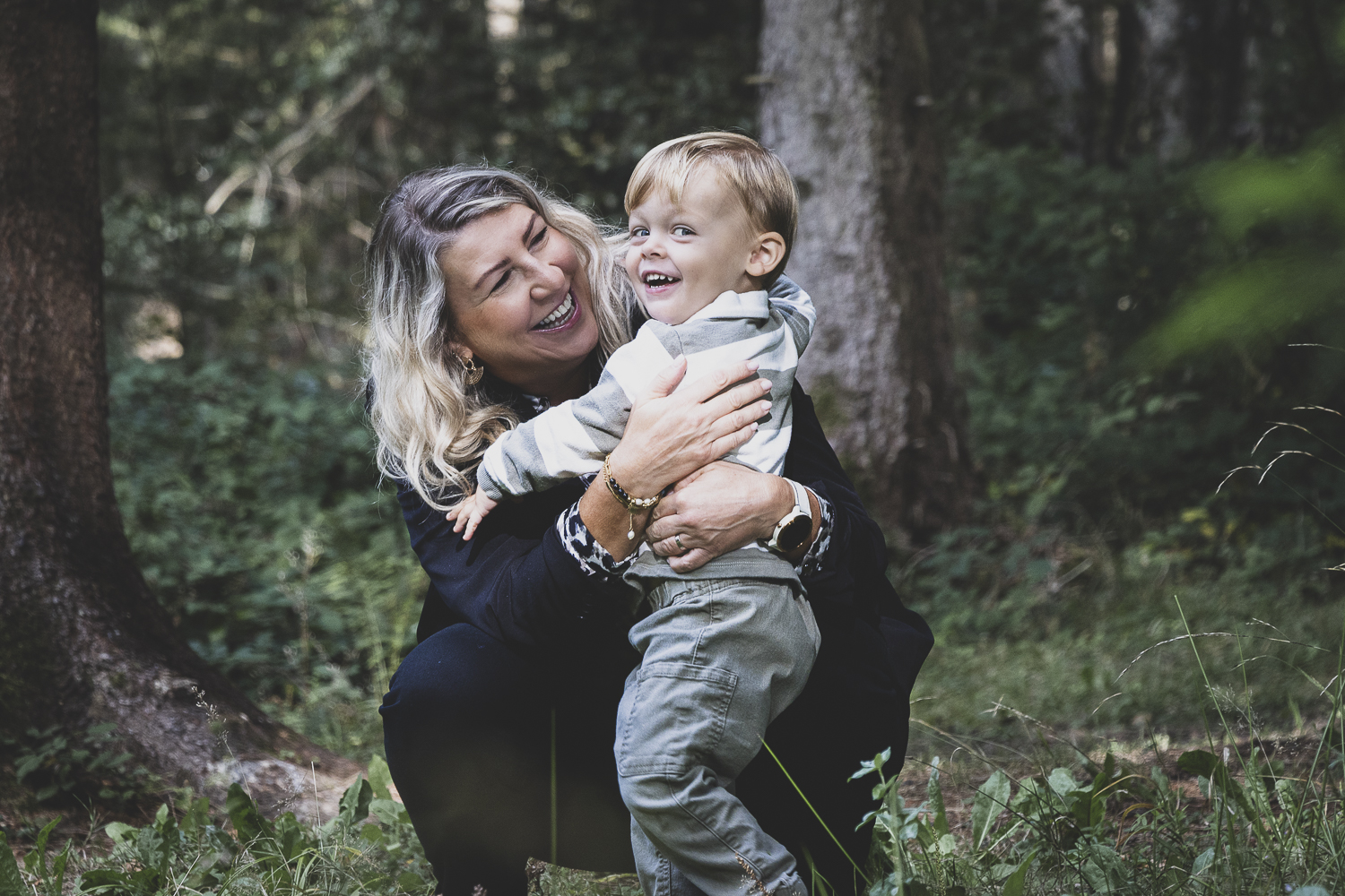 Famille en forêt